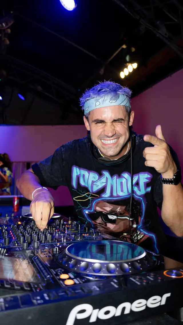JK playing a club set, vertical clip