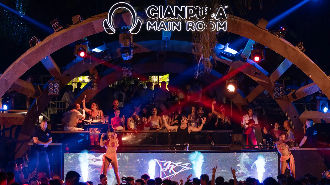 JK's logo on the LED wall of the Gianpula main room in Malta, with a full crowd